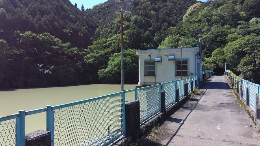 鳥取ダム。いつもより水が濁っている
